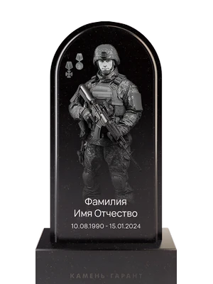 Арка с монохромной гравировкой бойца